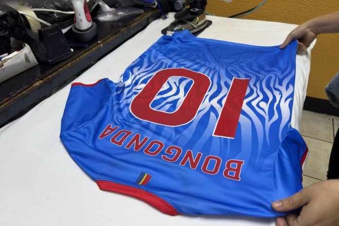 La maquila guatemalteca se activa rumbo al Mundial 2026 con producción de playeras para exportación y proyecciones de crecimiento para el sector textil.