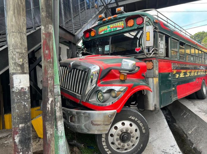 La unidad de transporte quedó empotrada en la base de la pasarela ubicada en el kilómetro 18 de la CA-9 sur con dirección a la capital. Foto La Hora: captura de pantalla PMT de Villa Nueva