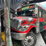 La unidad de transporte quedó empotrada en la base de la pasarela ubicada en el kilómetro 18 de la CA-9 sur con dirección a la capital. Foto La Hora: captura de pantalla PMT de Villa Nueva
