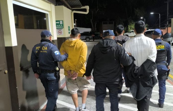 La captura de los presuntos integrantes del Barrio 18 ocurrió en la zona 11 de Mixco luego de intentar huir al notar la presencia de la PNC. Foto La Hora: PNC