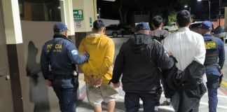 La captura de los presuntos integrantes del Barrio 18 ocurrió en la zona 11 de Mixco luego de intentar huir al notar la presencia de la PNC. Foto La Hora: PNC
