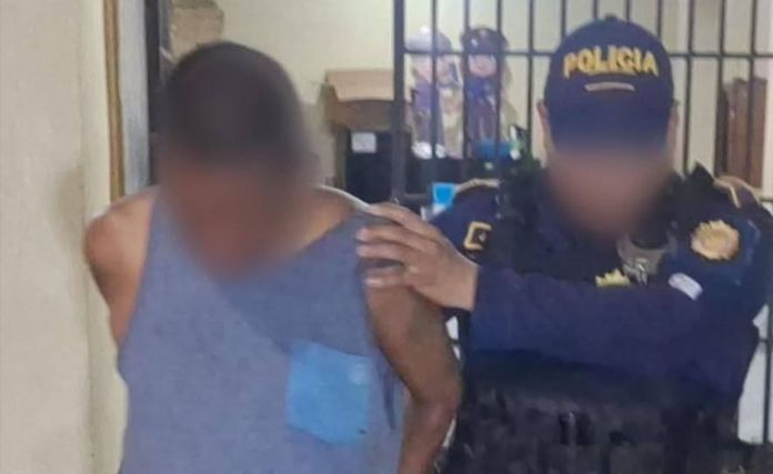 La persona acumula 27 antecedentes por distintos delitos y esta vez fue detenido por agredir a su progenitora. Foto La Hora: PNC