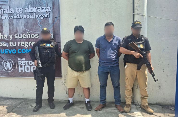 Los detenidos son requeridos por los juzgados de Mazatenango y Escuintla, por robo de equipo terminal móvil y tráfico ilegal de guatemaltecos. Foto La Hora: PNC