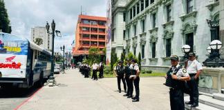 Varios agentes de la PNC se encuentran frente al Palacio debido a la manifestación de los pilotos de unidades urbanas. Foto La Hora: Yesica Peña