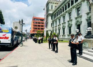Varios agentes de la PNC se encuentran frente al Palacio debido a la manifestación de los pilotos de unidades urbanas. Foto La Hora: Yesica Peña