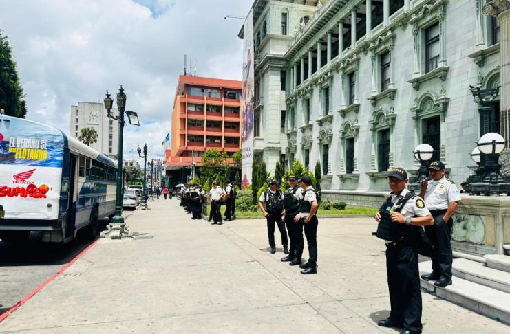 Varios agentes de la PNC se encuentran frente al Palacio debido a la manifestación de los pilotos de unidades urbanas. Foto La Hora: Yesica Peña