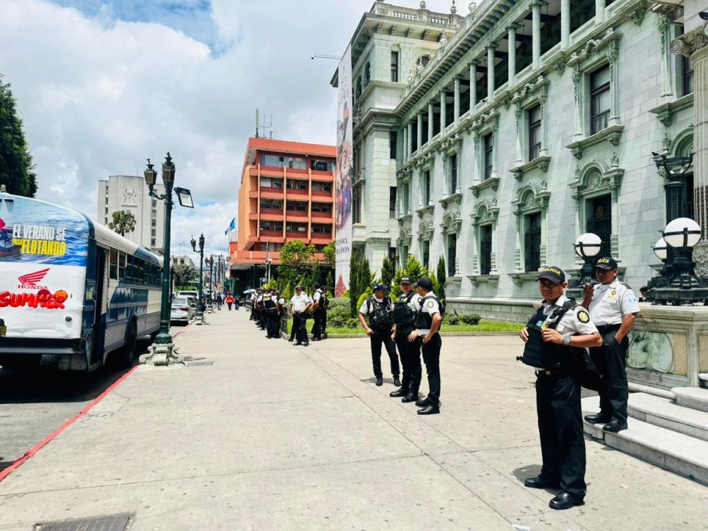Varios agentes de la PNC se encuentran frente al Palacio debido a la manifestación de los pilotos de unidades urbanas. Foto La Hora: Yesica Peña