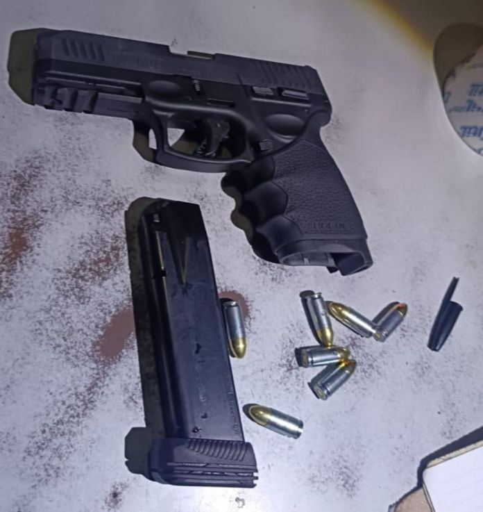 Los extranjeros y un guatemalteco que se encontraban en el sector Ribera del Río, Coatepeque, Quetzaltenango, fueron detenidos por disparar al aire y obstruir el trabajo policial. Foto La Hora: PNC