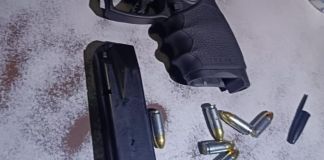 Los extranjeros y un guatemalteco que se encontraban en el sector Ribera del Río, Coatepeque, Quetzaltenango, fueron detenidos por disparar al aire y obstruir el trabajo policial. Foto La Hora: PNC