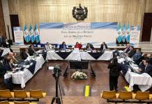 La Comisión de Postulación se entrampó en una discusión sobre una certificación que podría dejar sin calificación de experiencia profesional a Marco Antonio Villeda. Foto La Hora: José Orozco