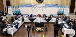 La Comisión de Postulación se entrampó en una discusión sobre una certificación que podría dejar sin calificación de experiencia profesional a Marco Antonio Villeda. Foto La Hora: José Orozco