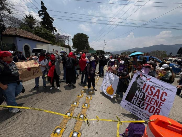 Un grupo de estudiantes de la Usac cerró el ingreso principal a Antigua Guatemala. Foto La Hora: Daniel Ramírez.