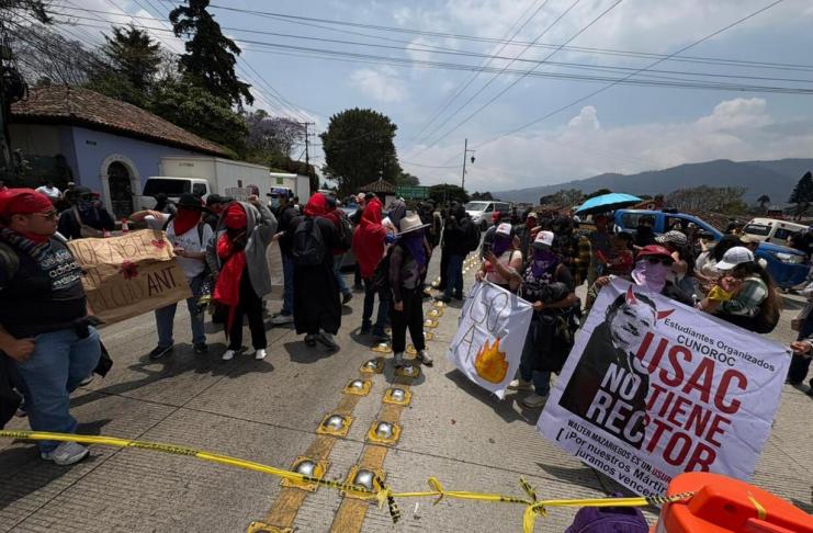 Un grupo de estudiantes de la Usac cerró el ingreso principal a Antigua Guatemala. Foto La Hora: Daniel Ramírez.