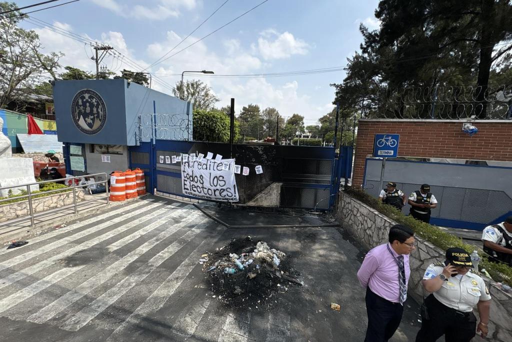 El ingreso al campus central de la Usac se encuentra resguardada por agentes antimotines de la PNC luego de ser recuperada por grupos de universitarios. Foto La Hora: José Orozco