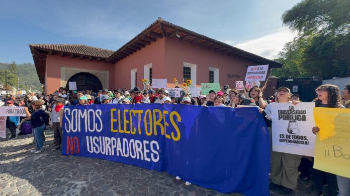 Manifestantes frente a la puerta del hotel donde eran registrados los electores opositores