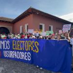 Manifestantes frente a la puerta del hotel donde eran registrados los electores opositores