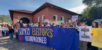 Manifestantes frente a la puerta del hotel donde eran registrados los electores opositores