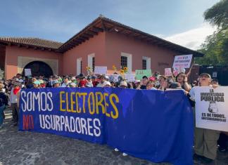 Manifestantes frente a la puerta del hotel donde eran registrados los electores opositores