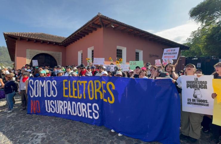 Manifestantes frente a la puerta del hotel donde eran registrados los electores opositores