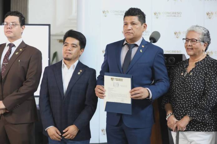 Los diputados de Semilla presentan una reforma al Código de Trabajo para otorgar licencia con goce de salario por fallecimiento de familiares. Foto: Congreso de la República