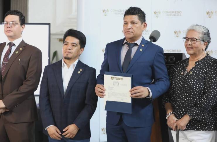 Los diputados de Semilla presentan una reforma al Código de Trabajo para otorgar licencia con goce de salario por fallecimiento de familiares. Foto: Congreso de la República