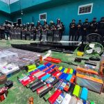 Las fuerzas de seguridad encontraron equipos de sonido, droga, objetos punzocortantes y cigarros en el operativo. Foto: Ejército de Guatemala