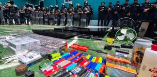 Las fuerzas de seguridad encontraron equipos de sonido, droga, objetos punzocortantes y cigarros en el operativo. Foto: Ejército de Guatemala