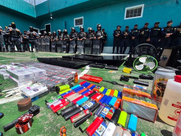 requisa Chimaltenango Las fuerzas de seguridad encontraron equipos de sonido, droga, objetos punzocortantes y cigarros en el operativo. Foto: Ejército de Guatemala