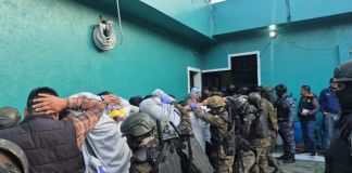 Las fuerzas de seguridad se apoyan con perros entrenados para la ubicación de droga u otros objetos ilícitos. Foto La Hora: Ejército de Guatemala