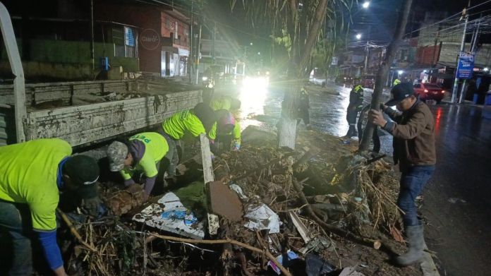 El alcalde de San Miguel Petapa atribuyó al taponamiento de los tragantes por la basura lanzada en la vía pública. Foto La Hora: Mynor Morales/FB