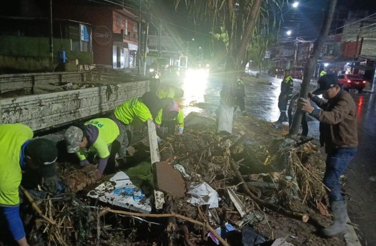 El alcalde de San Miguel Petapa atribuyó al taponamiento de los tragantes por la basura lanzada en la vía pública. Foto La Hora: Mynor Morales/FB
