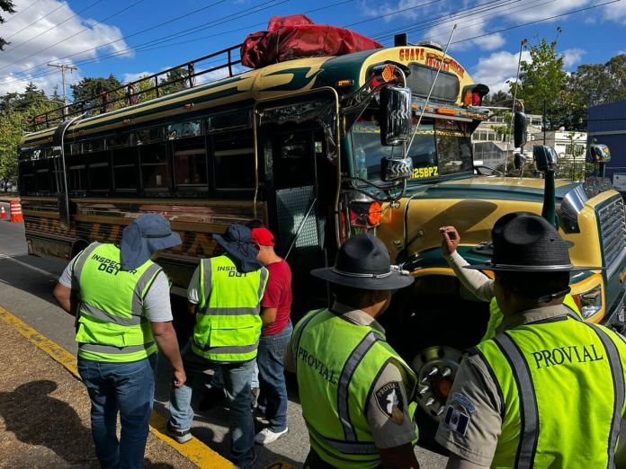 Autoridades de la Dirección General de Transporte sancionan unidades de transporte extraurbano. Foto: DGT