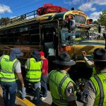 Autoridades de la Dirección General de Transporte sancionan unidades de transporte extraurbano. Foto: DGT