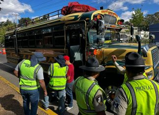 Autoridades de la Dirección General de Transporte sancionan unidades de transporte extraurbano. Foto: DGT