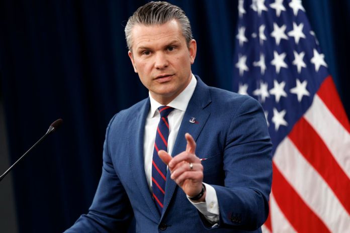 Pete Hegseth, secretario de Defensa de EE. UU., en el centro de la polémica tras citar en el Pentágono un pasaje que atribuyó a la Biblia, pero que coincide con el monólogo ficticio de la película 'Pulp Fiction'. Foto La Hora: EFE