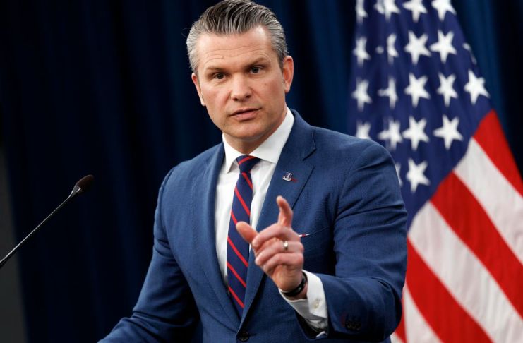 Pete Hegseth, secretario de Defensa de EE. UU., en el centro de la polémica tras citar en el Pentágono un pasaje que atribuyó a la Biblia, pero que coincide con el monólogo ficticio de la película 'Pulp Fiction'. Foto La Hora: EFE