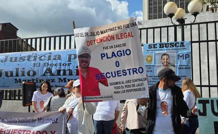 secuestro medico (2) Familiares y amigos de Julio Martínez Murillo exigen justicia frente a la Torre de Tribunales. Foto La Hora: Cortesía