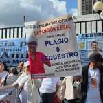 Familiares y amigos de Julio Martínez Murillo exigen justicia frente a la Torre de Tribunales. Foto La Hora: Cortesía
