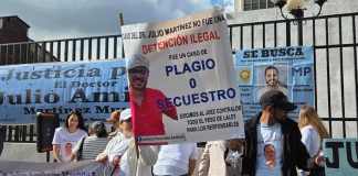 Familiares y amigos de Julio Martínez Murillo exigen justicia frente a la Torre de Tribunales. Foto La Hora: Cortesía