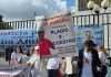 Familiares y amigos de Julio Martínez Murillo exigen justicia frente a la Torre de Tribunales. Foto La Hora: Cortesía
