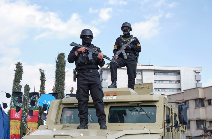 Revolucionaria Alireza Tangsiri en la plaza Engelab de Teherán el 1 de abril.