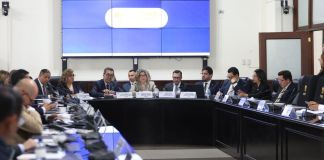 Los ministros de Finanzas y Economía, Jonathan Menkos, y Gabriela García, acuden a instancia de jefes de bloque para defender una propuesta para otorgar un subsidio al precio del galón del diésel y los combustibles. Foto: Congreso de la República
