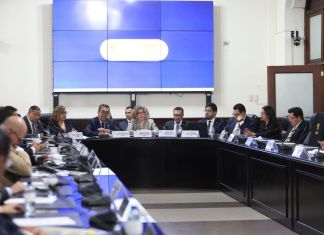 Los ministros de Finanzas y Economía, Jonathan Menkos, y Gabriela García, acuden a instancia de jefes de bloque para defender una propuesta para otorgar un subsidio al precio del galón del diésel y los combustibles. Foto: Congreso de la República