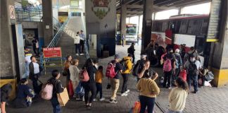 Los usuarios que buscan visitar a sus seres queridos en el interior en esta Semana Santa han denunciado un alza al pasaje, mientras que otros señalan que ha sido duplicado. Foto La Hora: José Orozco