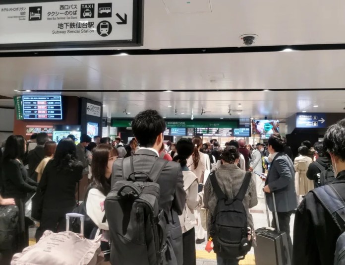 Varias personas quedaron atrapadas en la estación de Sendai tras la interrupción del servicio del tren Shinkansen después de que un potente terremoto azotara el noreste de Japón. Foto La Hora: EFE