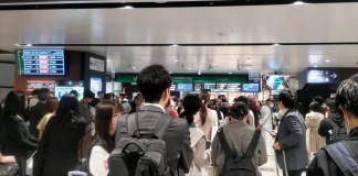 Varias personas quedaron atrapadas en la estación de Sendai tras la interrupción del servicio del tren Shinkansen después de que un potente terremoto azotara el noreste de Japón. Foto La Hora: EFE