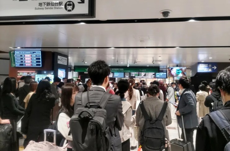 Varias personas quedaron atrapadas en la estación de Sendai tras la interrupción del servicio del tren Shinkansen después de que un potente terremoto azotara el noreste de Japón. Foto La Hora: EFE