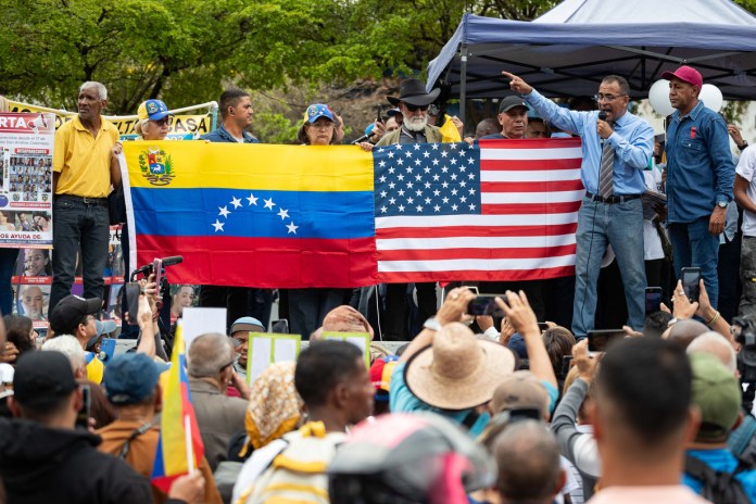 Personas participan durante una manifestación del sindicato de trabajadores este jueves, en Caracas, Venezuela. Foto La Hora: EFE.