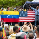 Personas participan durante una manifestación del sindicato de trabajadores este jueves, en Caracas, Venezuela. Foto La Hora: EFE.