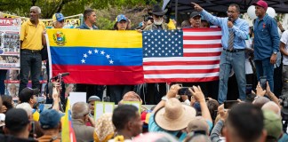 Personas participan durante una manifestación del sindicato de trabajadores este jueves, en Caracas, Venezuela. Foto La Hora: EFE.